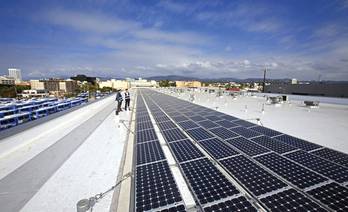 Paneles solares en la terminal de Santa Mónica, Estado de California.